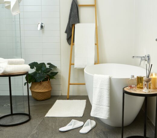 bathroom lifestyle image with snag-free bath towels and mat