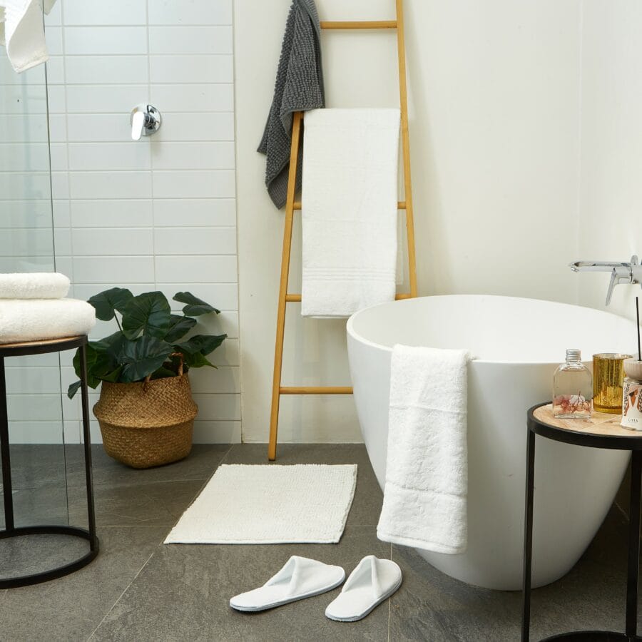 bathroom lifestyle image with snag-free bath towels and mat