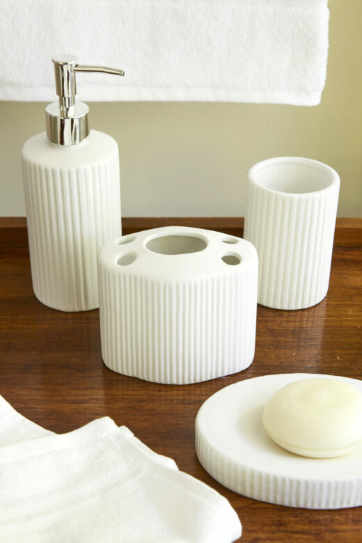 Ribbed Ceramic Bathroom Set 1