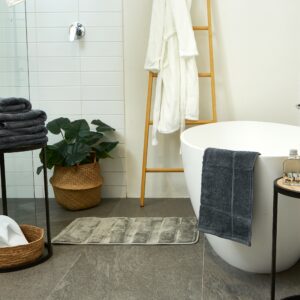 bathroom lifestyle image with snag-free bath towels and mat