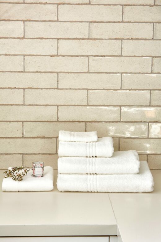 White Snag Free 550gsm Bath Towels & Mat 2