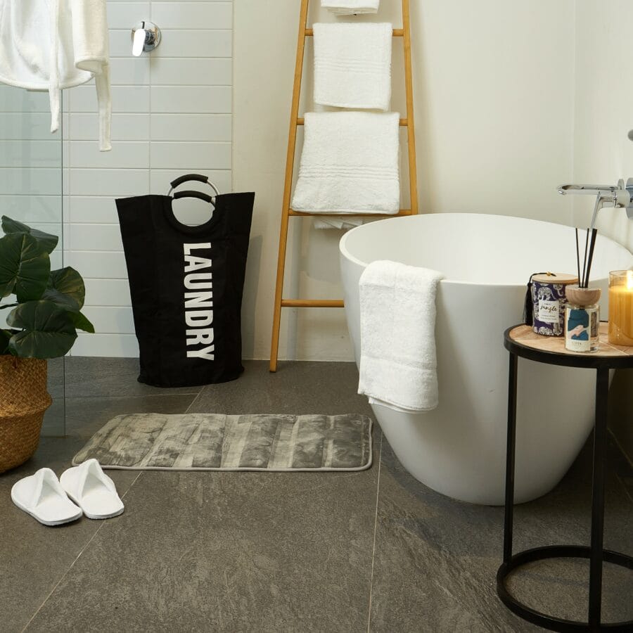 bathroom lifestyle image with snag-free bath towels and mat