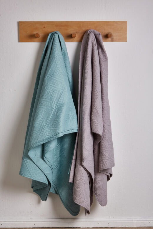 Microfibre Embossed Quilt with Pillowcases 4 Microfibre Embossed Quilt with Pillowcases